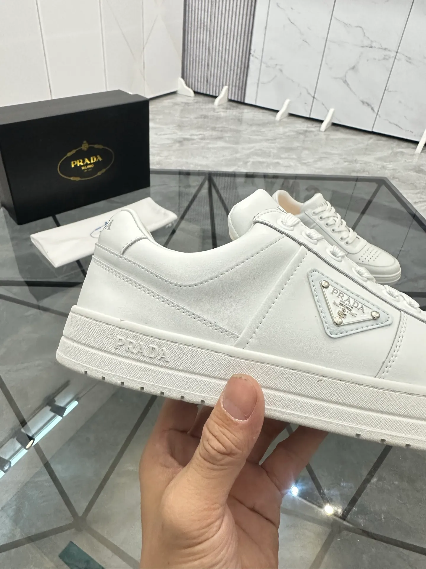 Men's shoes: 💰P400¥ Product trademark: Prada *"Prada*" low-top casual shoes Regular size: 38-44 (can be customized to 45) Product materials: imported cowhide upper, sheepskin lining, original outsole. Number: 020